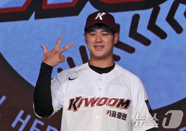 11일 오후 서울 송파구 롯데호텔 월드에서 열린 ‘2025 KBO 신인 드래프트’에서 키움 1라운드 1순위로 지명된 정현우(덕수고)가 포즈를 취하고 있다. 2024.9.11/뉴스1 ⓒ News1 장수영 기자