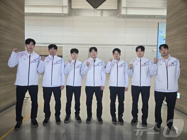 2025 하얼빈 동계 아시안게임에 나서는 대한민국 아이스하키 남자 대표팀 선수들이 1일 오전 인천국제공항에서 출국 전 결의를 다지고 있다. 남자 선수단은 이날 7명이 먼저 출국했고, 16명의 선수들은 3일 후발대로 합류한다. 중국 하얼빈 일대에서 열리는 이번 대회는 7일 개막해 14일까지 열전에 돌입, 공식 개회식보다 먼저 경기가 시작하는 아이스하키는 일찍 입성해 현지 적응에 나선다. (대한아이스하키협회 제공) 2025.2.1/뉴스1 ⓒ News1 안영준 기자