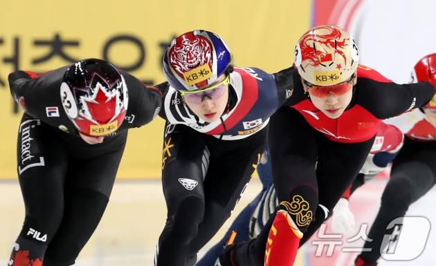 13일 서울 양천구 목동 아이스링크에서 열린 'KB금융-ISU 쇼트트랙 월드투어 서울 대회' 여자 1,000m 예선에서 대한민국 최민정이 레이스를 펼치고 있다. 2024.12.13/뉴스1 ⓒ News1 이승배 기자