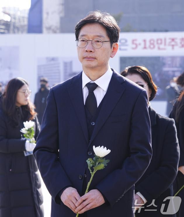 김경수 전 경남도지사가 2일 오전 광주 동구 5·18민주광장에 마련된 제주항공 여객기 참사 합동분향소를 찾아 조문하고 있다.(광주시 제공) 2025.1.2/뉴스1 ⓒ News1 이수민 기자