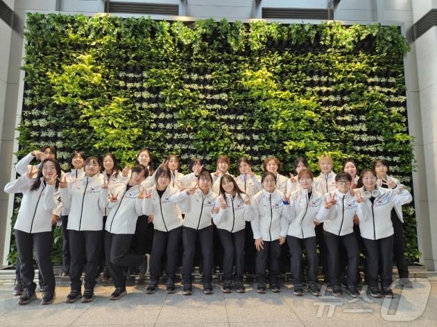 출국에 앞서 포즈를 취한 한국아이스하키 여자 대표팀ⓒ News1 안영준 기자