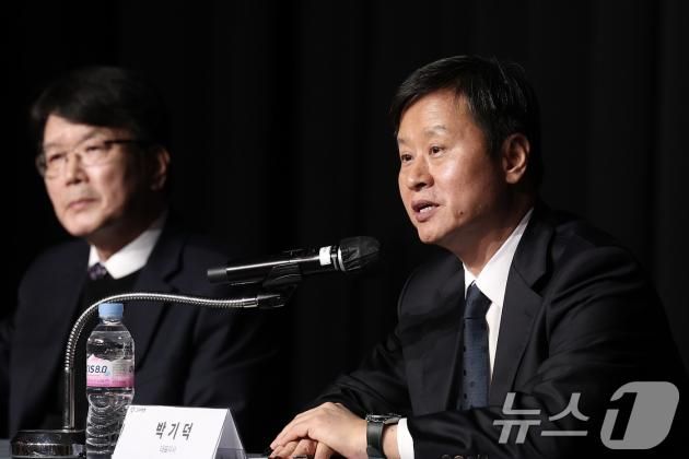 박기덕 고려아연 대표이사가 24일 오후 서울 용산구 그랜드하얏트 서울에서 열린 기자회견에서 임시주총 결과 등 최근 현안과 관련한 경영진의 입장을 설명하고 있다. 2025.1.24/뉴스1 ⓒ News1 오대일 기자