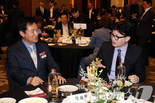2024년 9월 4일 한동훈 국민의힘 대표(오른쪽)와 오세훈 서울시장이 서울 여의도 콘래드호텔 그랜드볼룸에서 열린 '데일리안 창간 20주년 SUPER SHOW'에서 대화를 하고 있다. 2024.9.4/뉴스1 ⓒ News1 국회사진취재단