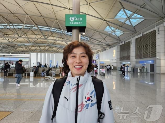 하얼빈 동계 아시안게임에 나서는 대한민국 아이스하키 여자 대표팀 선수단의 주장 한수진이 1일 오전 인천국제공항에서 출국 전 결의를 다지고 있다. 중국 하얼빈 일대에서 열리는 이번 대회는 7일 개막해 14일까지 열전에 돌입한다. 공식 개회식보다 먼저 경기가 시작하는 아이스하키는 일찍 입성해 현지 적응에 나선다. ⓒ News1 안영준 기자