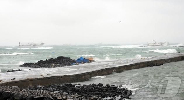 1일 오전 9시25분쯤 제주시 세화포구 토끼섬 인근 해상에서 어선 2척이 좌초돼 인명 구조 작업이 진행되고 있다. (제주도소방안전본부 제공) 2025.2.1/뉴스1 ⓒ News1 홍수영 기자