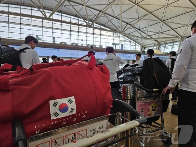 출국 준비 중인 아이스하키 대표팀 ⓒ News1 안영준 기자