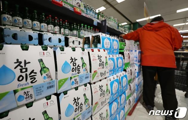 서울의 한 대형마트에 참이슬 후레쉬가 진열돼 있다. 2024.2.14/뉴스1 ⓒ News1 김민지 기자