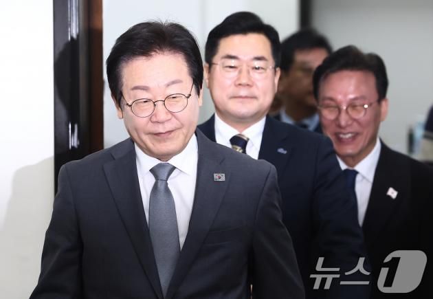 더불어민주당 이재명 대표와 박찬대 원내대표 등 지도부가 31일 오전 서울 여의도 국회에서 열린 최고위원회의에 입장하고 있다. 2025.1.31/뉴스1 ⓒ News1 김민지 기자
