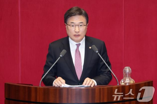 김대식 국민의힘 의원이 11일 오후 서울 여의도 국회에서 열린 제419회국회(임시회) 제1차 본회의에서 윤석열 대통령 위헌적 비상계엄 선포 내란행위 관련 긴급현안질문을 하고 있다. 2024.12.11/뉴스1 ⓒ News1 안은나 기자