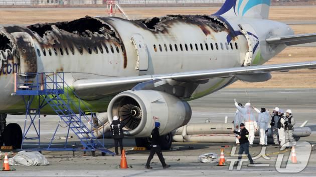 31일 오전 부산 강서구 김해국제공항 에어부산 항공기 화재 현장에서 프랑스 항공사고조사위원회(BEA) 관계자들이 합동 감식에 앞서 위험관리평가를 위한 현장 조사를 하고 있다. BEA는 위험관리평가를 실시한 뒤 합동 감식 여부를 결정할 예정이다. 2025.1.31/뉴스1 ⓒ News1 윤일지 기자