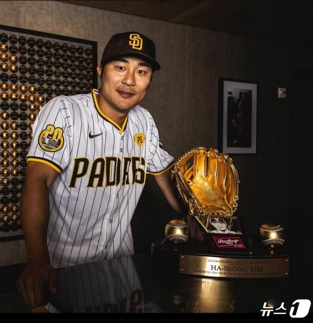 샌디에이고 파드리스 내야수 김하성이 28일(한국시간) 미국 캘리포니아주 샌디에이고의 펫코파크에서 열린 필라델피아 필리스와 홈경기를 앞두고 지난 시즌 수상한 내셔널리그 유틸리티 부문 골드글러브를 수상했다. (파드리스 공식 SNS 캡처)2024.4.28/뉴스1 ⓒ News1 김진환 기자
