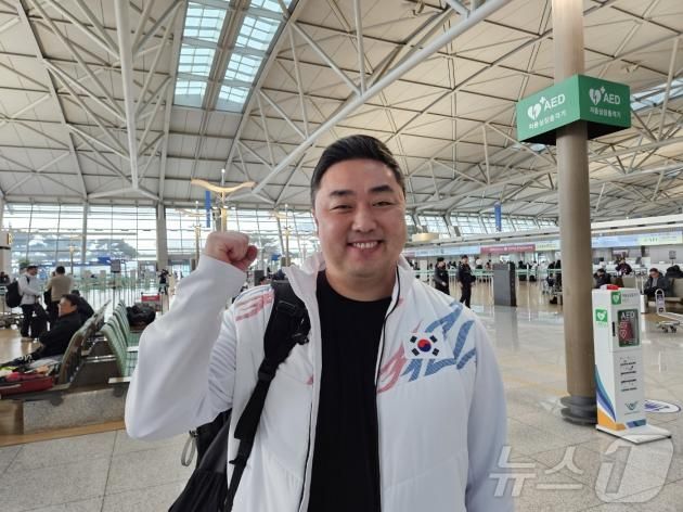 하얼빈 동계 아시안게임에 나서는 대한민국 아이스하키 남자 대표팀 선수단의 김도윤 감독이 1일 오전 인천국제공항에서 출국 전 결의를 다지고 있다. 중국 하얼빈 일대에서 열리는 이번 대회는 7일 개막해 14일까지 열전에 돌입한다. 공식 개회식보다 먼저 경기가 시작하는 아이스하키는 일찍 입성해 현지 적응에 나선다. ⓒ News1 안영준 기자