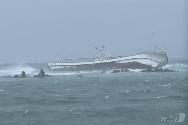 1일 오전 9시25분쯤 제주시 구좌읍 하도리 토끼섬 인근 해상에서 어선 2척이 좌초돼 인명 구조 작업이 진행되고 있다. (제주해양경찰청 제공) 2025.2.1/뉴스1 ⓒ News1 홍수영 기자