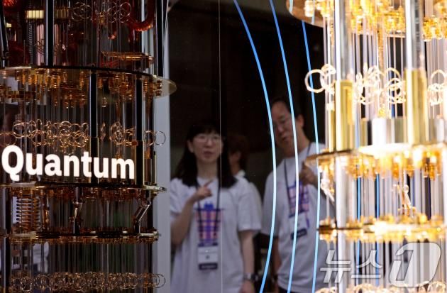 25일 오후 경기 고양시 킨텍스에서 열린 퀀텀 코리아 2024에 참가한 IBM 관계자가 양자 컴퓨터 모형을 설명하고 있다. 2024.6.25/뉴스1 ⓒ News1 장수영 기자