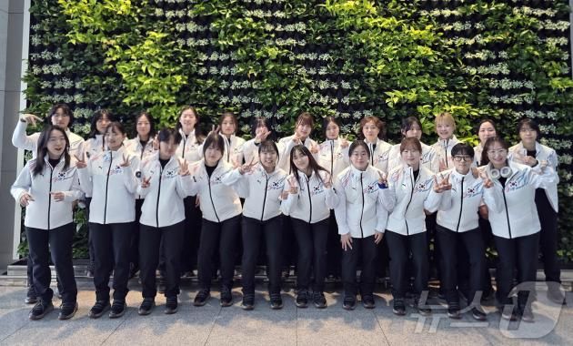 2025 하얼빈 동계 아시안게임에 나서는 대한민국 아이스하키 여자 대표팀 선수들이 1일 오전 인천국제공항에서 출국 전 결의를 다지고 있다. 중국 하얼빈 일대에서 열리는 이번 대회는 7일 개막해 14일까지 열전에 돌입, 공식 개회식보다 먼저 경기가 시작하는 아이스하키는 일찍 입성해 현지 적응에 나선다. 2025.2.1/뉴스1 ⓒ News1 안영준 기자