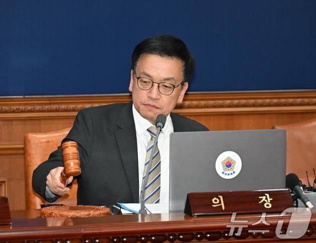 최상목 대통령 권한대행 부총리 겸 기획재정부 장관이 31일 서울 종로구 정부서울청사에서 열린 '제4회 국무회의'에서 의사봉을 두드리고 있다. (기획재정부 제공) 2025.1.31/뉴스1