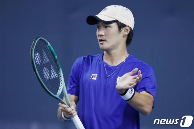 27일 오후 중국 항저우 올림픽 스포츠센터 테니스장에서 열린 2022 항저우 아시안게임 테니스 남자 복식 8강전 대한민국과 일본의 경기에서 대한민국 권순우가 경기를 하고 있다. 2023.9.27/뉴스1 ⓒ News1 민경석 기자