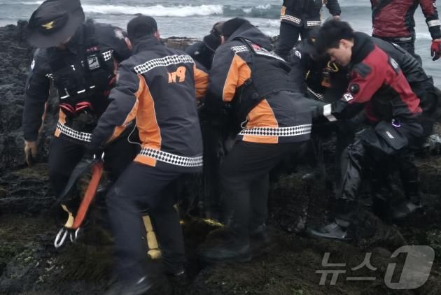 2일 오후 4시53분쯤 제주시 구좌읍 하도리 토끼섬 서쪽 약 400m 해역에서 '삼광호(애월선적·32톤 ·승선원 7명)의 실종 선원 A씨(인도네시아·30대·남)가 숨진 채 발견돼 옮겨지고 있다. 삼광호는 지난 1일 오전 9시24분 쯤 토끼섬 인근 해상에서 좌초됐다.(서귀포해양경찰서 제공) ⓒ News1 홍수영 기자