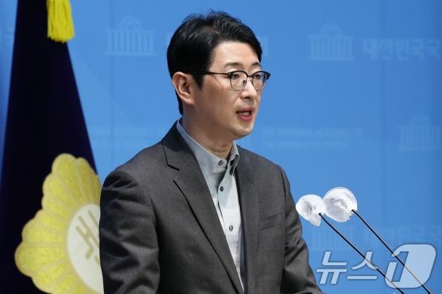 국민의힘 법률자문위원장인 주진우 의원이 서울 여의도 국회 소통관에서 더불어민주당 카톡 검열 고발 관련 기자회견을 열고 