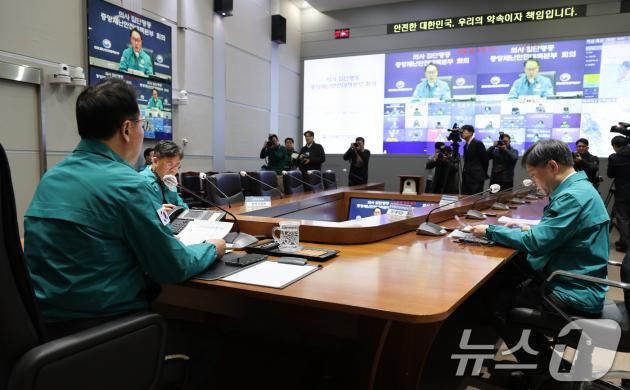 박민수 중앙재난안전대책본부 제1총괄조정관(보건복지부 제2차관)이 9일 서울 종로구 정부서울청사에서 열린 의사 집단행동 중앙재난안전대책본부 회의에서 모두발언을 하고 있다. 2025.1.9/뉴스1 ⓒ News1 허경 기자