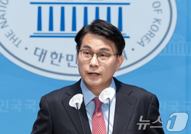 윤상현 국민의힘 의원이 국회 소통관에서 기자회견을 열고 마은혁 헌법재판소 재판관 후보자가 후보직을 내려 놓아야 한다고 발언하고 있다. 2025.1.31/뉴스1 ⓒ News1 이재명 기자