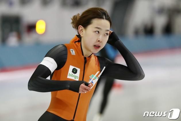 20일 오후 서울 노원구 태릉국제스케이트장에서 열린 제58 전국남녀 종목별 스피드스케이팅 선수권대회에서 여자500m 결승에 출전한 김민선(의정부시청)이 결승선을 통과 후 기록을 확인 하고 있다. 2023.10.20/뉴스1 ⓒ News1 박세연 기자