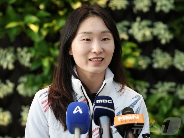 2025 하얼빈 동계 아시안게임에 나서는 대한민국 쇼트트랙 대표팀의 최민정이 2일 오전 인천국제공항에서 출국 전 인터뷰를 하고 있다. 2025.2.2/뉴스1 ⓒ News1 김진환 기자