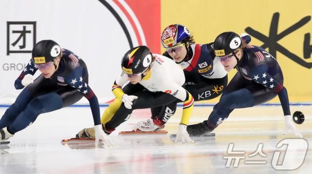 15일 서울 양천구 목동 아이스링크에서 열린 'KB금융-ISU 쇼트트랙 월드투어 서울 대회' 여자 1,500m 결승에서 최민정이 역주하고 있다. 2024.12.15/뉴스1 ⓒ News1 이승배 기자