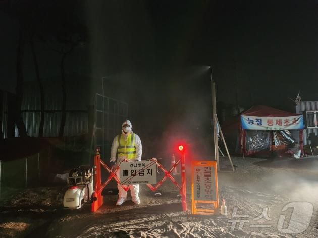 농장을 통제하고 있는 모습.(전남도 제공) 2025.2.2/뉴스1