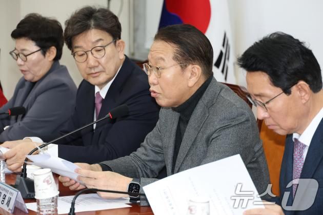 권영세 국민의힘 비상대책위원장이 31일 오전 서울 여의도 국회에서 열린 비상대책위원위원회의에서 모두발언을 하고 있다. 2025.1.31/뉴스1 ⓒ News1 이광호 기자