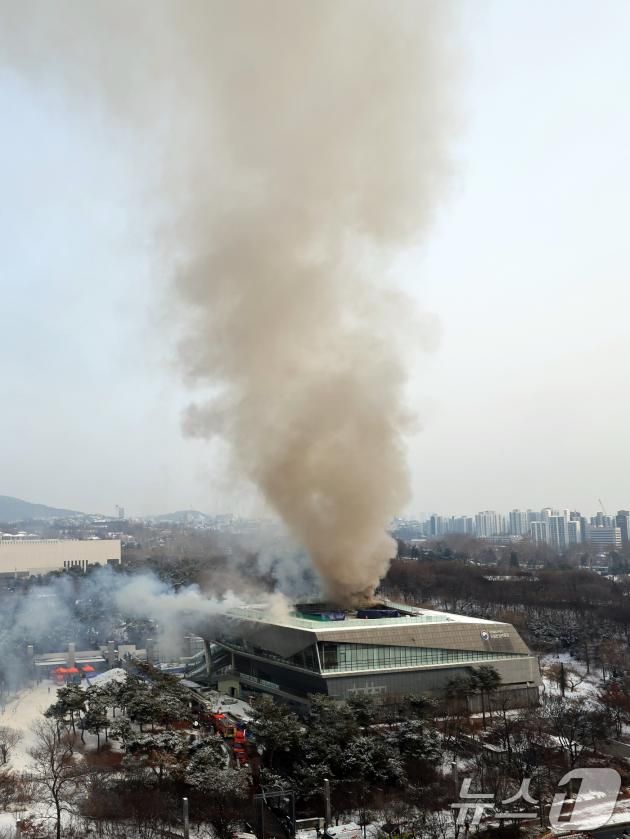 1일 오전 서울 용산구 국립한글박물관 옥상에서 화재가 발생, 연기가 솟구치고 있다. 이날 화재는 3층 내부 공사 용접 절단 작업 중 발생한 것으로 추정되며 근로자 4명은 자력 대피, 2명은 구조했으나 구조대원 1명이 다쳐 병원으로 이송됐다고 밝혔다. 2025.2.1/뉴스1 ⓒ News1 황기선 기자
