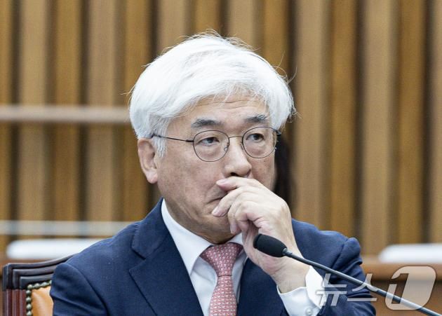 마은혁 헌법재판소 재판관 후보자가 23일 오전 서울 여의도 국회에서 열린 헌법재판소 재판관 선출안 심사를 위한 인사청문회에서 답변을 고심하고 있다. 이날 청문회에는 국민의힘 의원들은 불참했다. 2024.12.23/뉴스1 ⓒ News1 이재명 기자