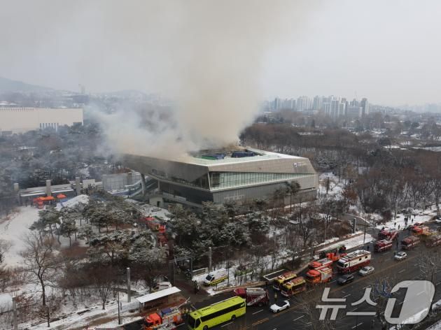 1일 오전 서울 용산구 국립한글박물관 옥상에서 화재가 발생, 연기가 솟구치고 있다. 2025.2.1/뉴스1 ⓒ News1 황기선 기자