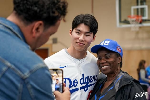김혜성이 구단 자선 행사에 참가해 팬과 사진 촬영을 하고 있다.(LA 다저스 SNS 캡처)