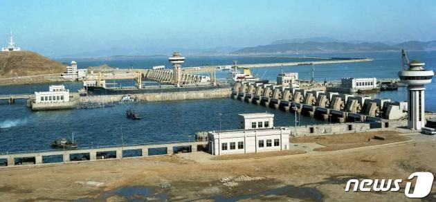 (평양 노동신문=뉴스1) = 남포시 서해갑문. [국내에서만 사용가능. 재배포 금지. DB 금지. For Use Only in the Republic of Korea. Redistribution Prohibited] rodongphoto@news1.kr