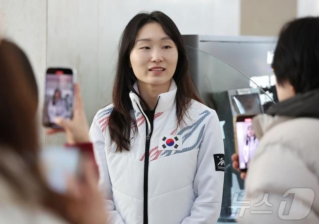 2025 하얼빈 동계 아시안게임에 나서는 대한민국 쇼트트랙 대표팀의 최민정이 2일 오전 인천국제공항에서 출국 전 팬들과 대화를 나누고 있다. 2025.2.2/뉴스1 ⓒ News1 김진환 기자