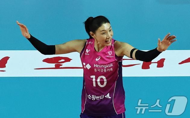2일 인천시 부평구 삼산월드체육관에서 열린 프로배구 여자부 '도드람 2024-2025 V-리그' 흥국생명과 정관장의 경기에서 흥국생명 김연경이 공격 성공 후 환호하고 있다. 2025.2.2/뉴스1 ⓒ News1 박세연 기자