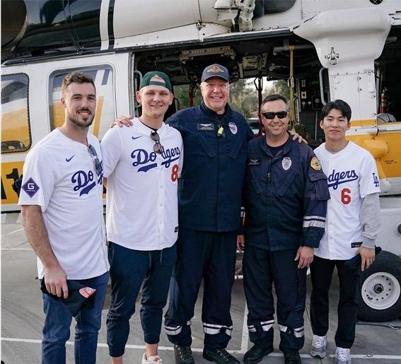김혜성(오른쪽)이 구단 자선 행사에 참가했다.(LA 다저스 SNS 캡처)
