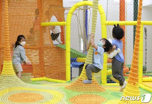 26일 오후 서울 종로구 혜화동에 마련된 서울형 키즈카페 1호점에서 어린이들이 신나게 뛰어놀고 있다. 2022.5.26/뉴스1 ⓒ News1 신웅수 기자