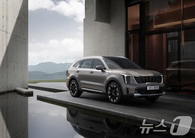 기아가 중형 SUV 쏘렌토의 연식 변경 모델인 ‘더 2025 쏘렌토’를 2일 출시하고 본격적인 판매에 돌입했다. 고객들이 선호하는 고급 안전ᆞ편의사양을 확대 적용해 상품 경쟁력을 한층 강화한 것이 특징이다. (기아 제공) 2024.9.2/뉴스1