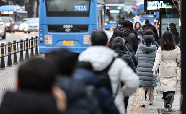 지난달 31일 서울 종로구 광화문네거리에서 직장인들이 출근길 발걸음을 옮기고 있다. 2025.1.31/뉴스1 ⓒ News1 김도우 기자