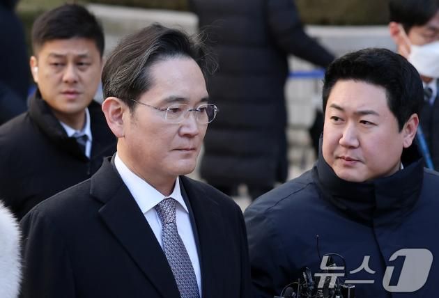 이재용 삼성전자 회장이 3일 오후 서울 서초구 서울고등법원에서 열린 '경영권 불법 승계' 의혹 자본시장과금융투자업에관한법률위반등 항소심 선고공판에서 무죄를 선고받은 후 법정을 나서고 있다. 2025.2.3/뉴스1 ⓒ News1 오대일 기자