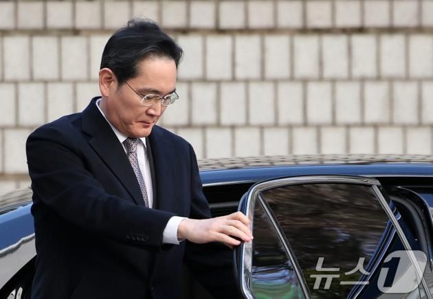 이재용 삼성전자 회장이 3일 오후 서울 서초구 서울고등법원에서 열린 '경영권 불법 승계' 의혹 자본시장과금융투자업에관한법률위반등 항소심 선고 공판에 출석하고 있다. 2025.2.3/뉴스1 ⓒ News1 오대일 기자