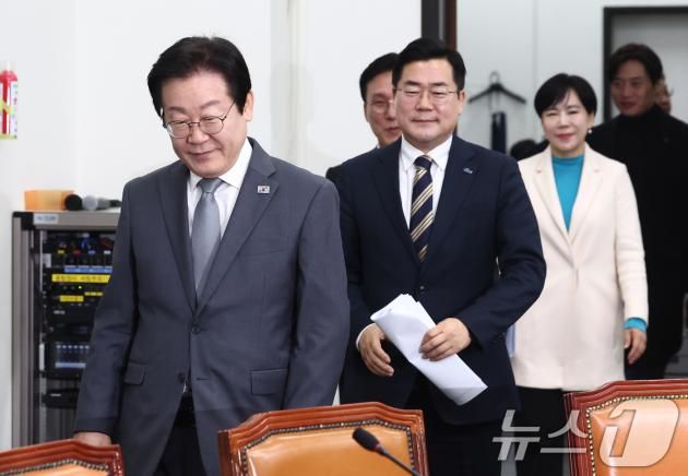 더불어민주당 이재명 대표와 박찬대 원내대표 등 지도부가 31일 오전 서울 여의도 국회에서 열린 최고위원회의에 입장하고 있다. 2025.1.31/뉴스1 ⓒ News1 김민지 기자