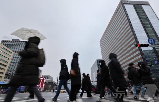 지난달 31일 서울 종로구 광화문네거리에서 직장인들이 출근길 발걸음을 옮기고 있다. 2025.1.31/뉴스1 ⓒ News1 김도우 기자