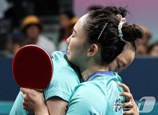 대한민국 탁구 대표팀 신유빈, 전지희가 10일(한국시간) 프랑스 파리 사우스 파리 아레나4에서 열린 '2024 파리올림픽' 탁구 여자 단체 동메달 결정전 독일의 완위안, 샤샤오나와의 경기에서 승리한 후 기뻐하고 있다. 2024.8.10/뉴스1 ⓒ News1 이동해 기자