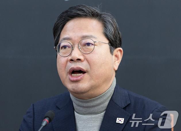 김승원 국회 법제사법위원회 더불어민주당 간사가 4일 오전 서울 여의도 국회에서 열린 운영위원회·법제사법위원회·행정안전위원회 합동 비상연석회의에서 발언을 하고 있다. 2025.1.4/뉴스1 ⓒ News1 이재명 기자