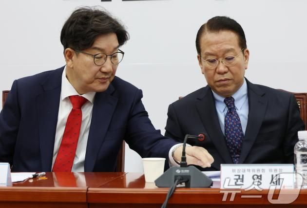 권영세 국민의힘 비상대책위원장과 권성동 원내대표가 3일 오전 서울 여의도 국회에서 열린 비상대책위원회의에서 논의하고 있다. 2025.2.3/뉴스1 ⓒ News1 이광호 기자