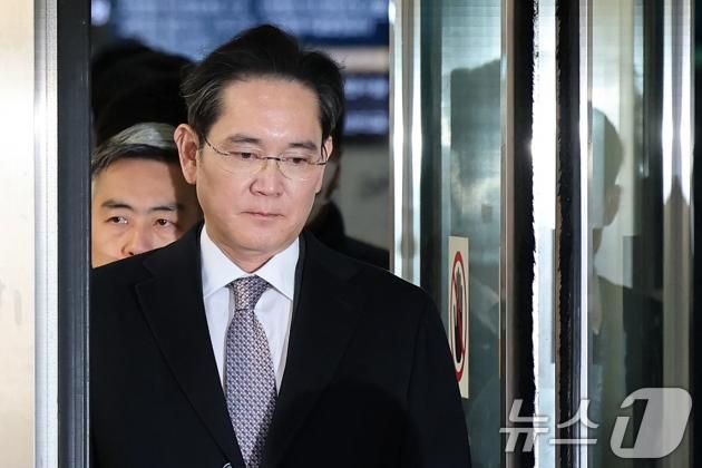 이재용 삼성전자 회장이 3일 오후 서울 서초구 서울고등법원에서 열린 '경영권 불법 승계' 의혹 자본시장과금융투자업에관한법률위반등 항소심 선고공판에서 무죄를 선고받은 후 법정을 나서고 있다. 2025.2.3/뉴스1 ⓒ News1 오대일 기자