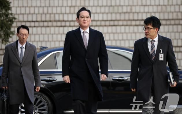 이재용 삼성전자 회장이 3일 오후 서울 서초구 서울고등법원에서 열린 '경영권 불법 승계' 의혹 자본시장과금융투자업에관한법률위반등 항소심 선고공판에 출석하고 있다. 2025.2.3/뉴스1 ⓒ News1 오대일 기자